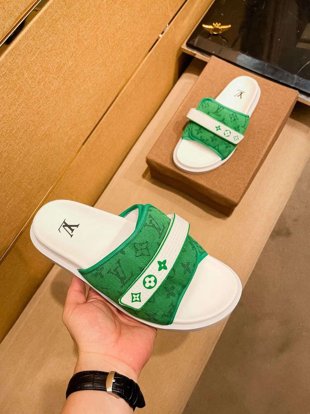 Men's men's shoes 💰 320💰 New model on the market 🔥[LV🔥 Louis Vuitton slippers] High-end 1:1 mold customization, original upgraded version of the outsole, lighter and non-slip. The top quality in the market, fashion focuses on trends, versatile and popular, simple yet tasteful, a must-have for fashionistas, exuding a fashionable and casual atmosphere, fashion is at your feet, full of confidence, the same style at the counter👍The season of spring and summer slippers is here, they are super beautiful to wear, 38-44 3⃣️colors available🔥